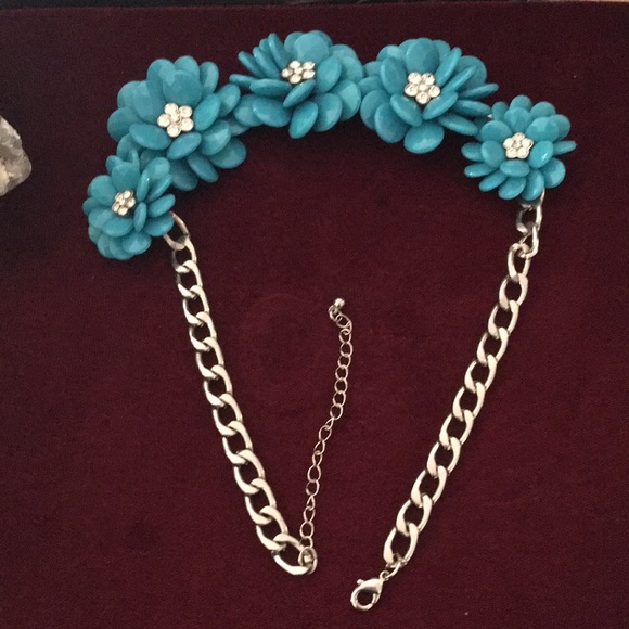 Flower Necklace with Fingerless Gloves - Picture 6 of 8